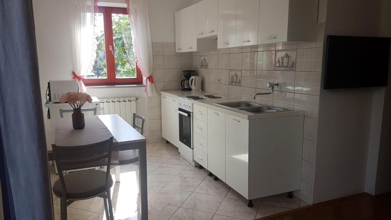 Maria Mare Apartment Ровин Екстериор снимка