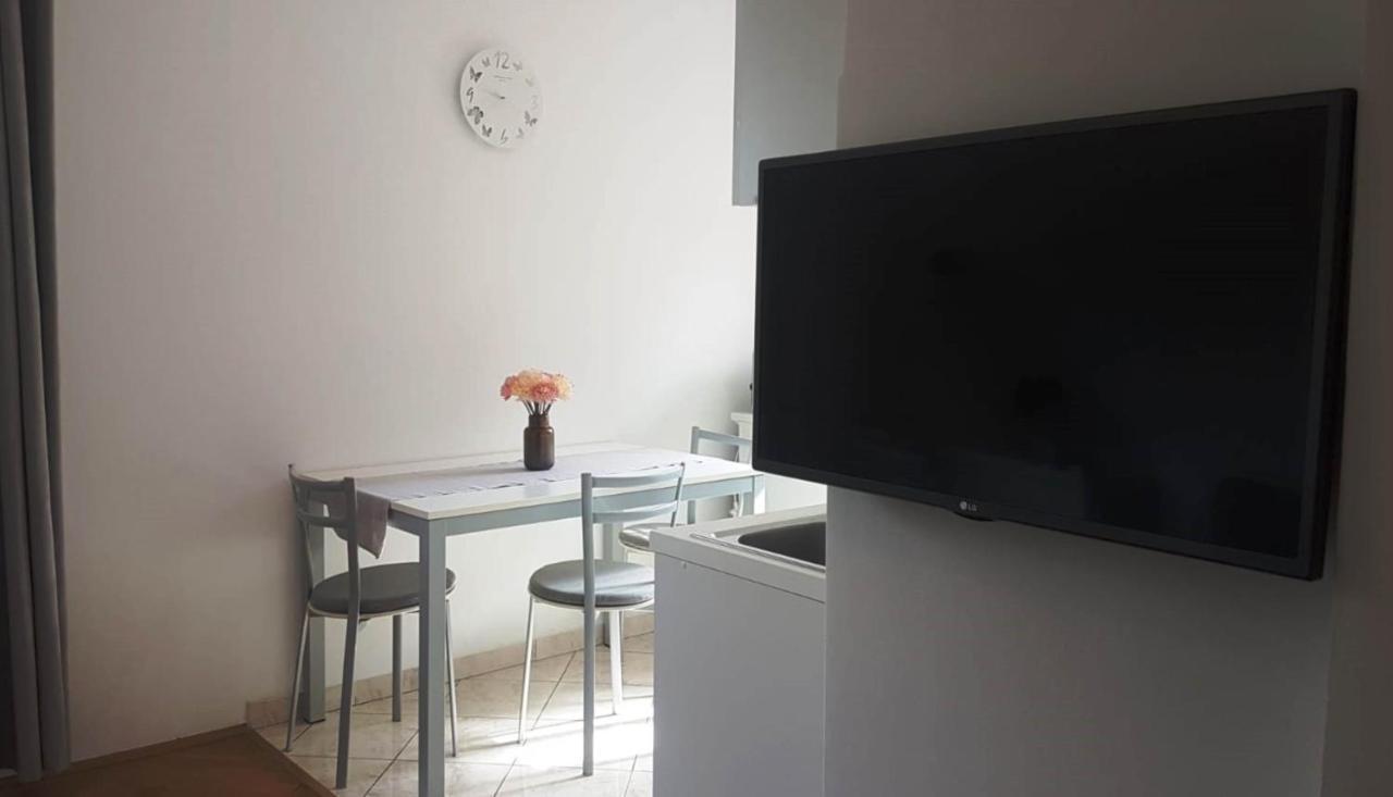 Maria Mare Apartment Ровин Екстериор снимка