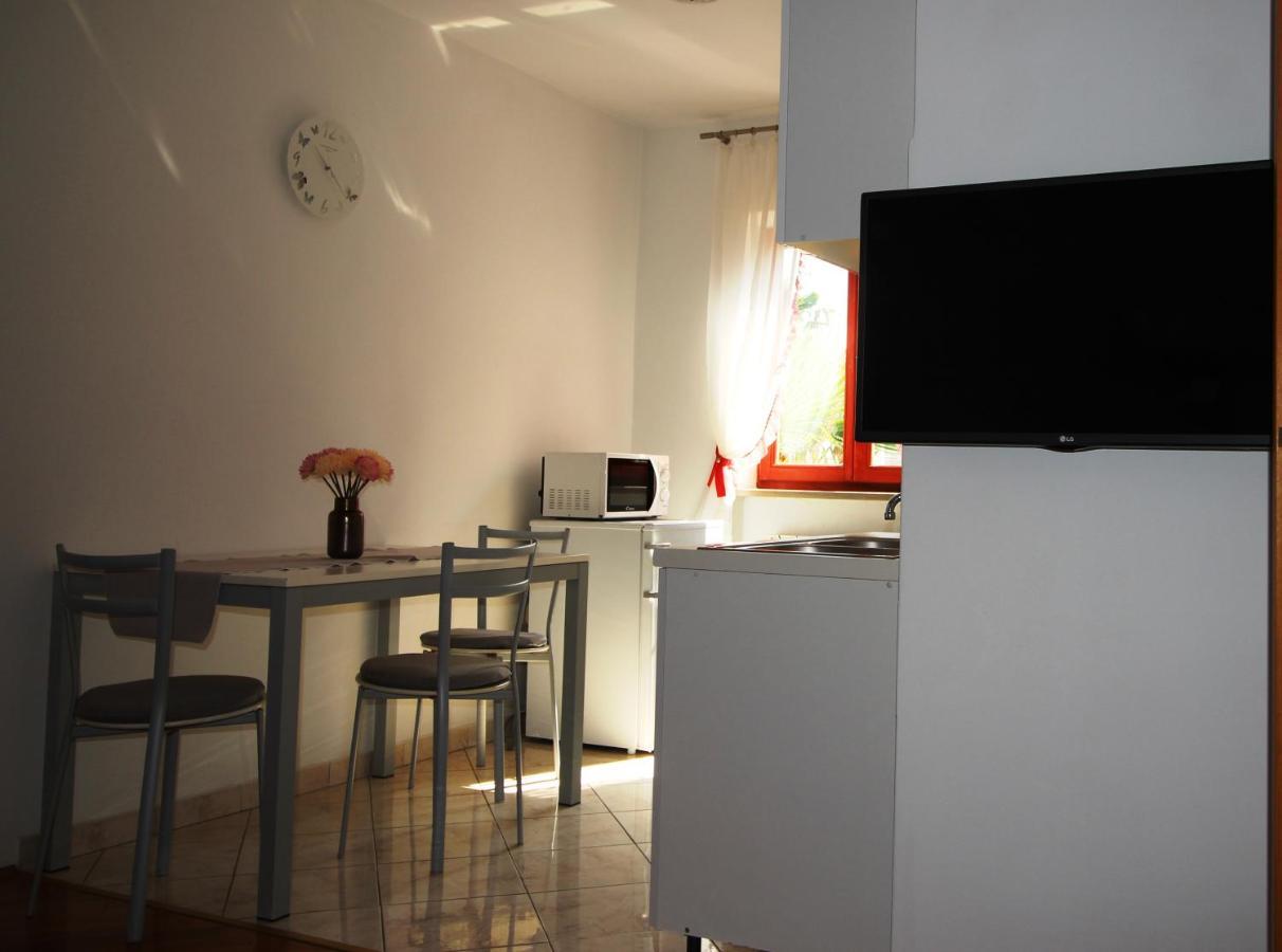 Maria Mare Apartment Ровин Екстериор снимка