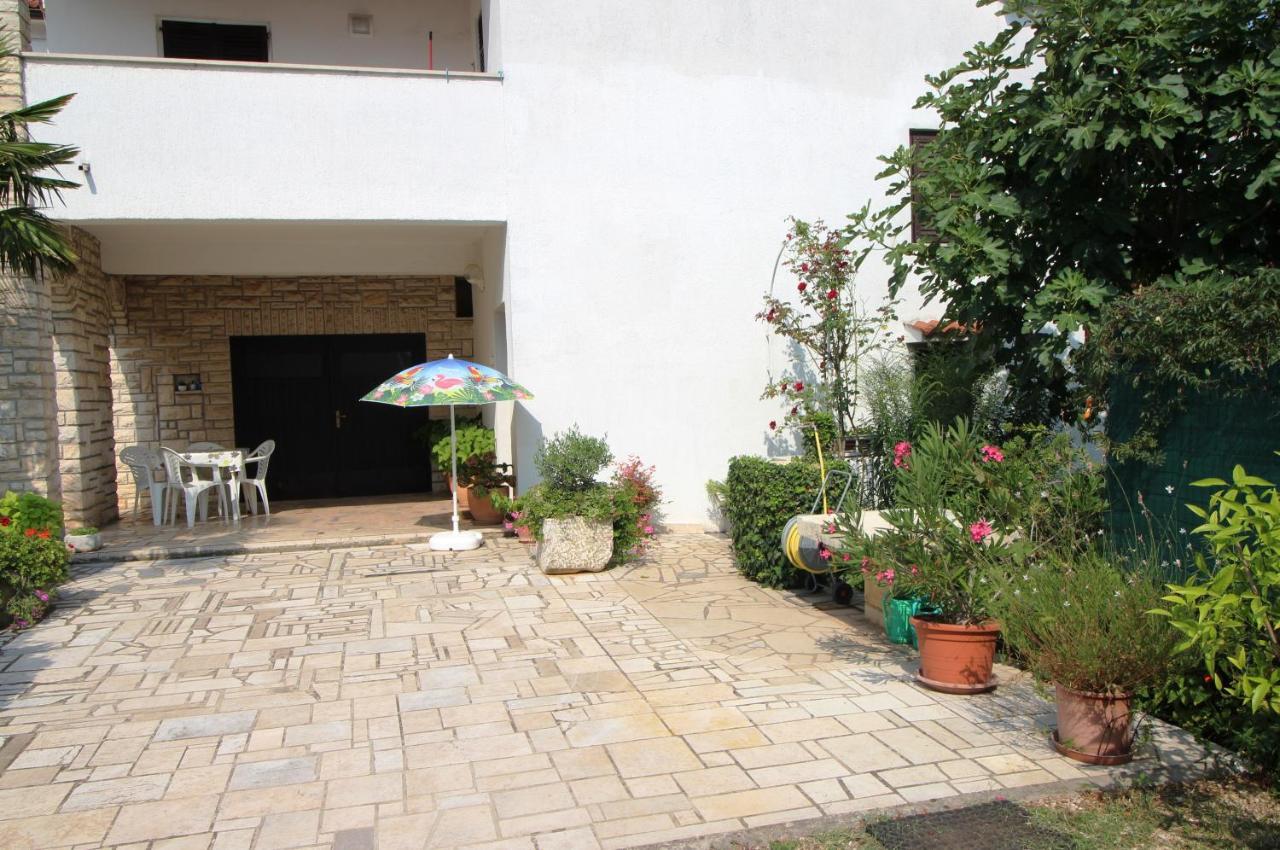 Maria Mare Apartment Ровин Екстериор снимка